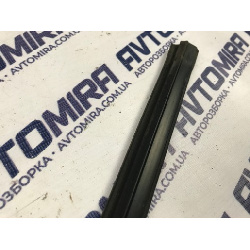 Уплотнитель стекла задней правой двери Opel Zafira B 2005-2011 13132393
